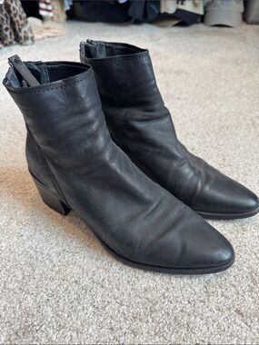 Dolce Vita Classic Black Leather Women's Ankle Boots Sleek Pointed Toe size 6.5